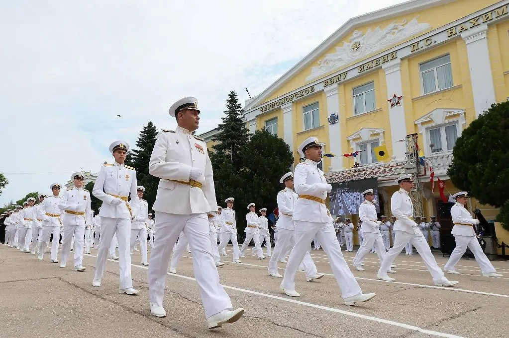 Офицеры и мичманы Черноморского высшего военно-морского училища имени Нахимова в Севастополе. Обложка © ТАСС / Сергей Мальгавко