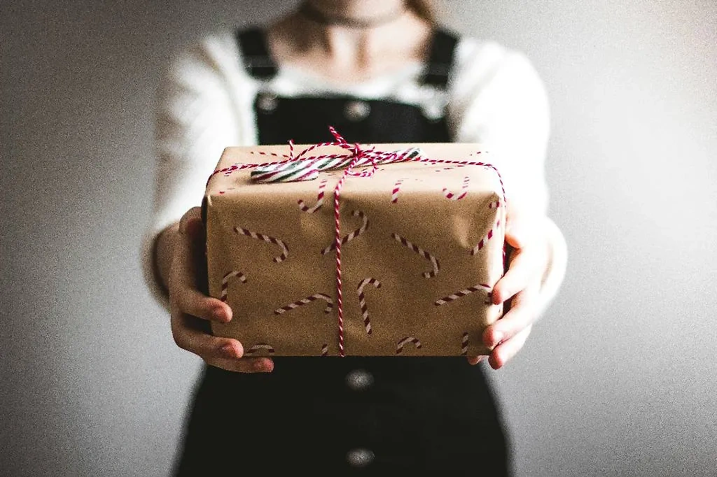Россияне чаще всего дарят друг другу подарки в день рождения. Обложка © Unsplash