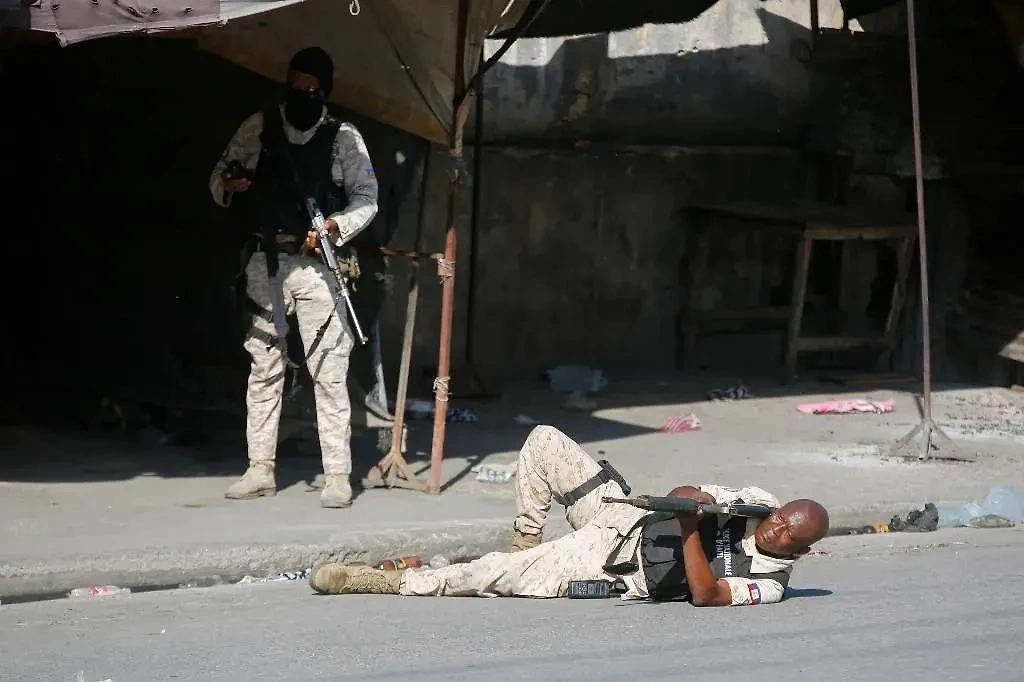 Силовики ведут бой с преступниками на Гаити. Обложка © ТАСС / AP / Odelyn Joseph
