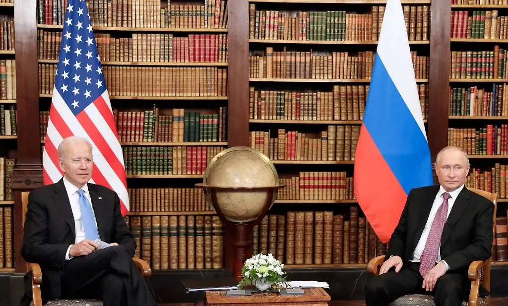 Владимир Путин и Джо Байден во время встречи в рамках российско-американского саммита на вилле Ла-Гранж в Женеве. Обложка © ТАСС / Михаил Метцель