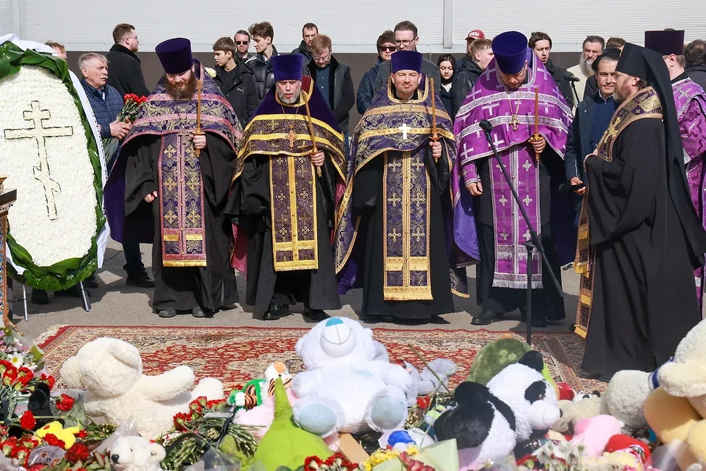 Архиепископs совершают поминальную панихиду по жертвам теракта у "Крокуса" на девятый день трагедии. Обложка © ТАСС / Гердо Владимир
