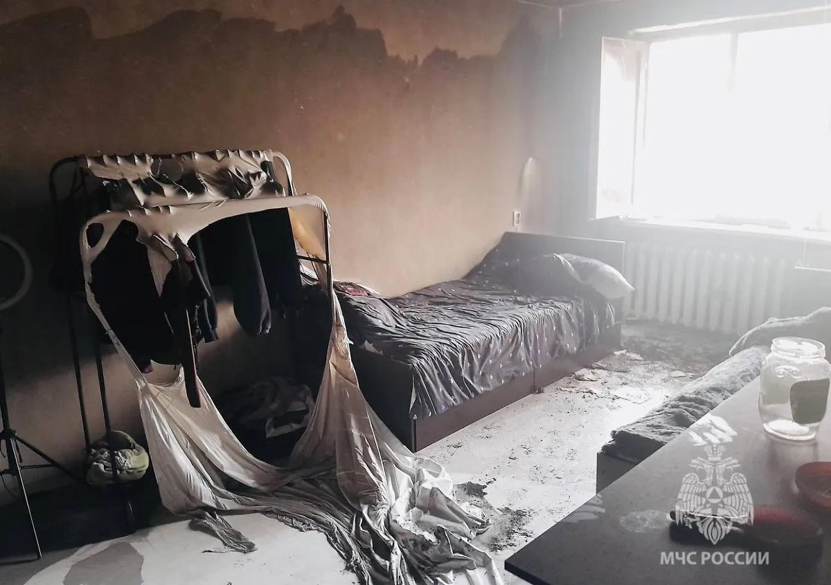 В Ярославле возник пожар в квартире из-за электросамоката. Фото © Telegram / МЧС России