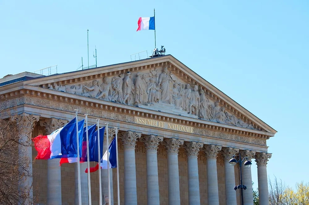 Здание французского парламента. Обложка © Shutterstock / FOTODOM / Petr Kovalenkov