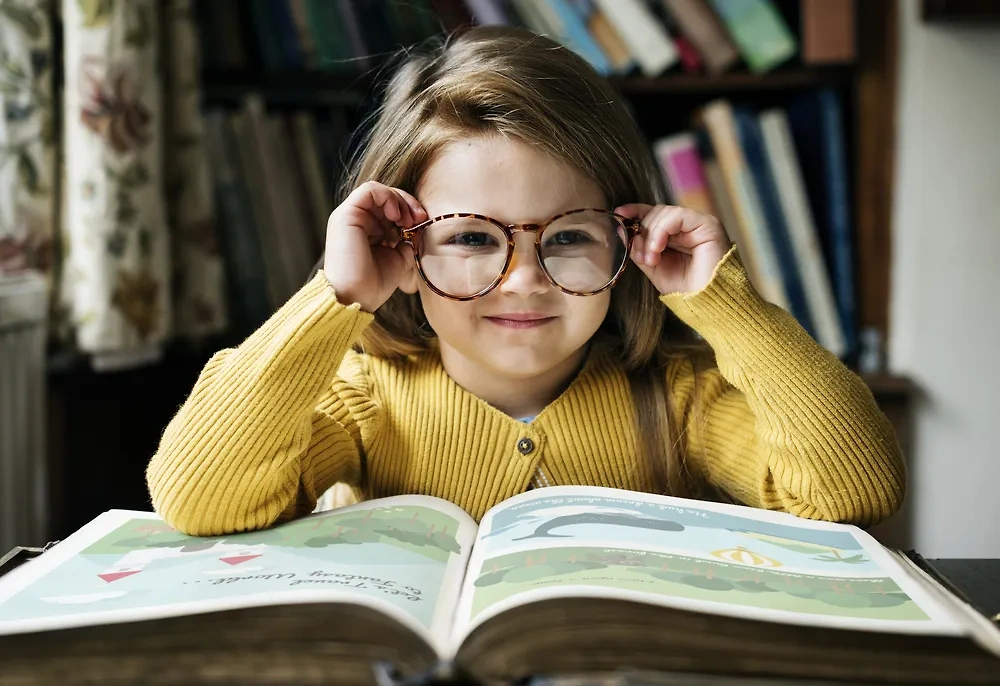 Основные признаки гения — голова в виде "лампочки" и прямые брови. Фото © Shutterstock