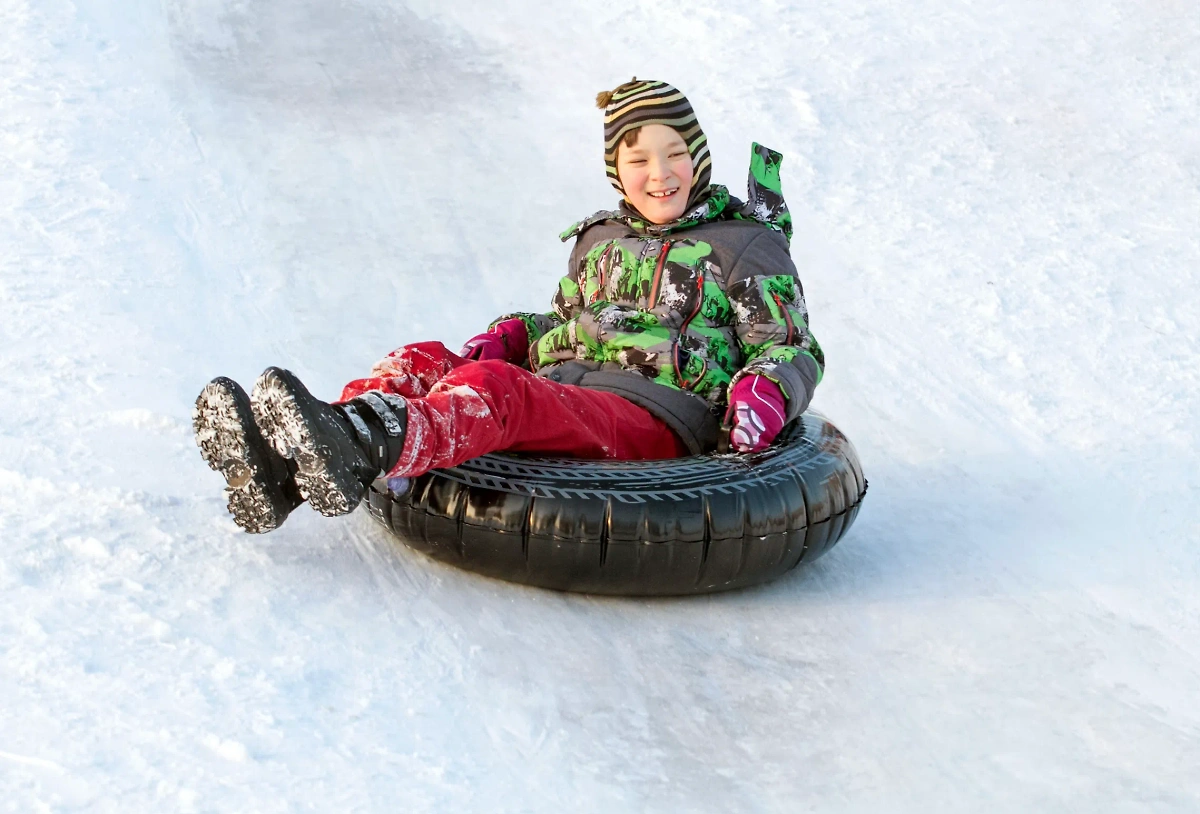 В День Катыша принято предаваться зимним забавам. Например, кататься с горки. Фото © Kostiantyn Li / Unsplash 