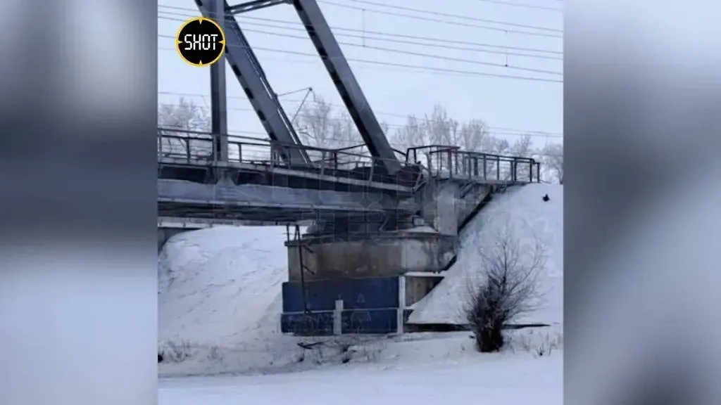 Последствия взрыва на железнодорожном мосту в Самарской области. Обложка © Telegram / SHOT