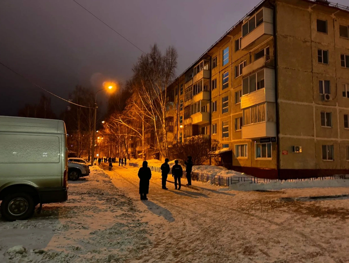 Жильцов пятиэтажки в Тобольске эвакуировали из-за некоего опасного предмета. Фото © Телеграм-канал "Типичный Тобольск"
