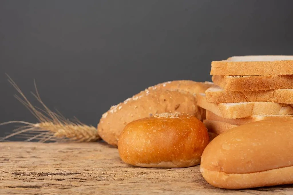 Белый хлеб приводит к гипертонии и сахарному диабету. Обложка © Freepik / jcomp