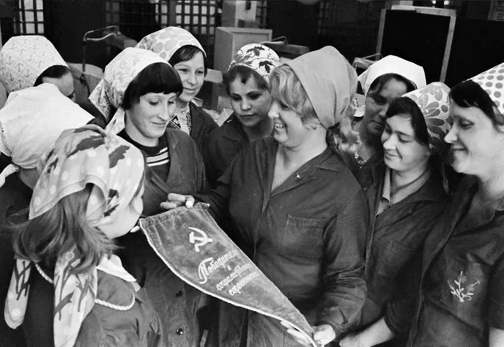 Пример, как во времена Союза на заводах поздравляли женщин с 8 Марта. Фото © ТАСС / Семен Майстерман