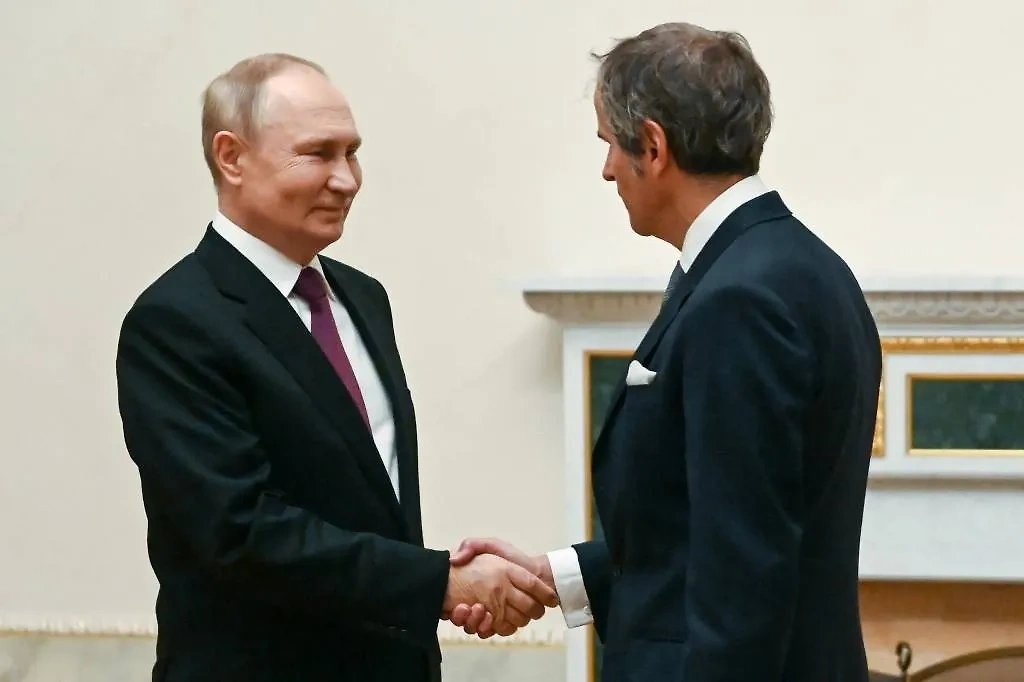 Владимир Путин и Рафаэль Гросси. Обложка © ТАСС / POOL / Павел Бедняков
