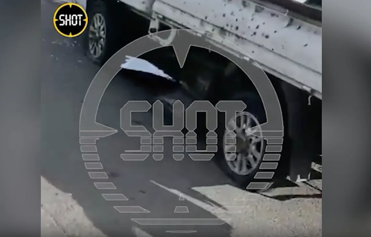 Украинский дрон атаковал грузовик в Новой Таволжанке. Видео © T.me / SHOT