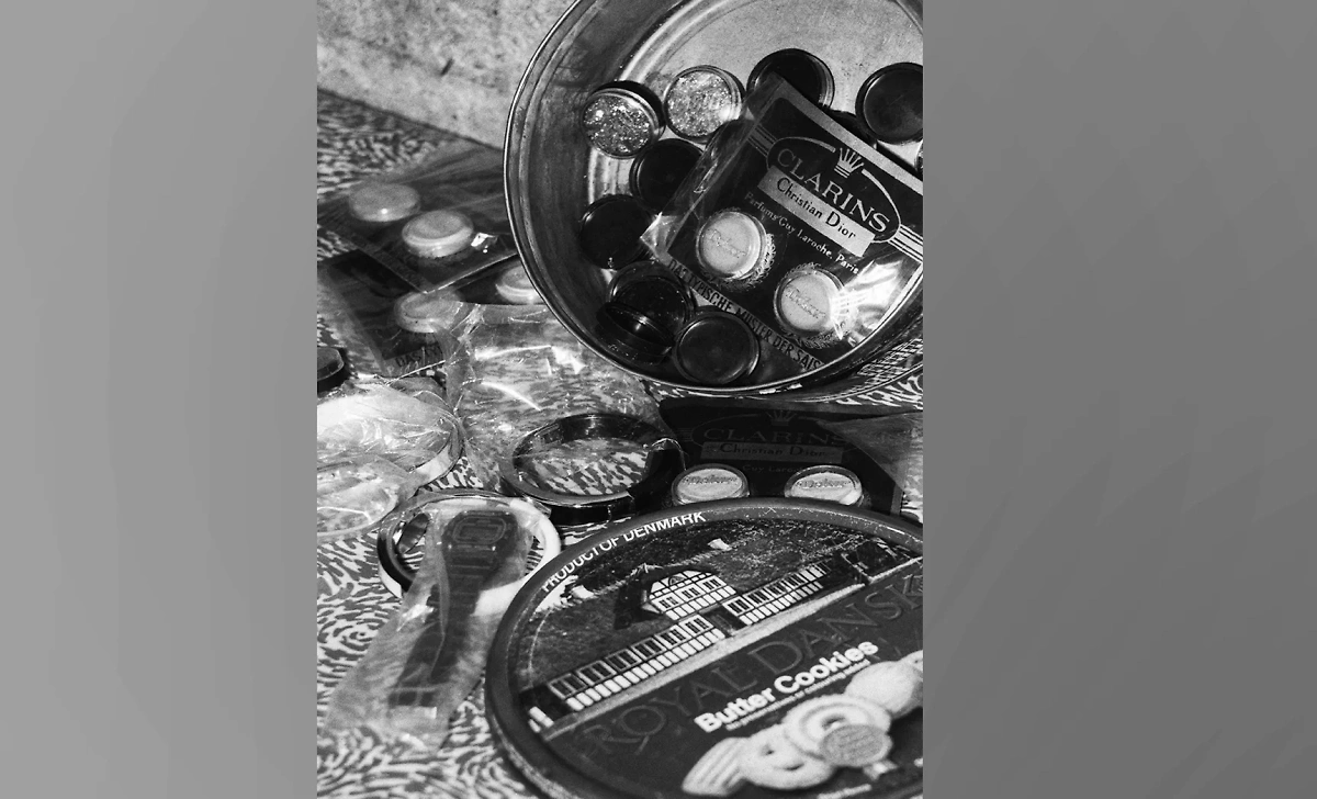 Поддельная косметика и дешёвые часы, конфискованные у спекулянтов сотрудниками правоохранительных органов СССР. Фото © ТАСС / Александр Шогин