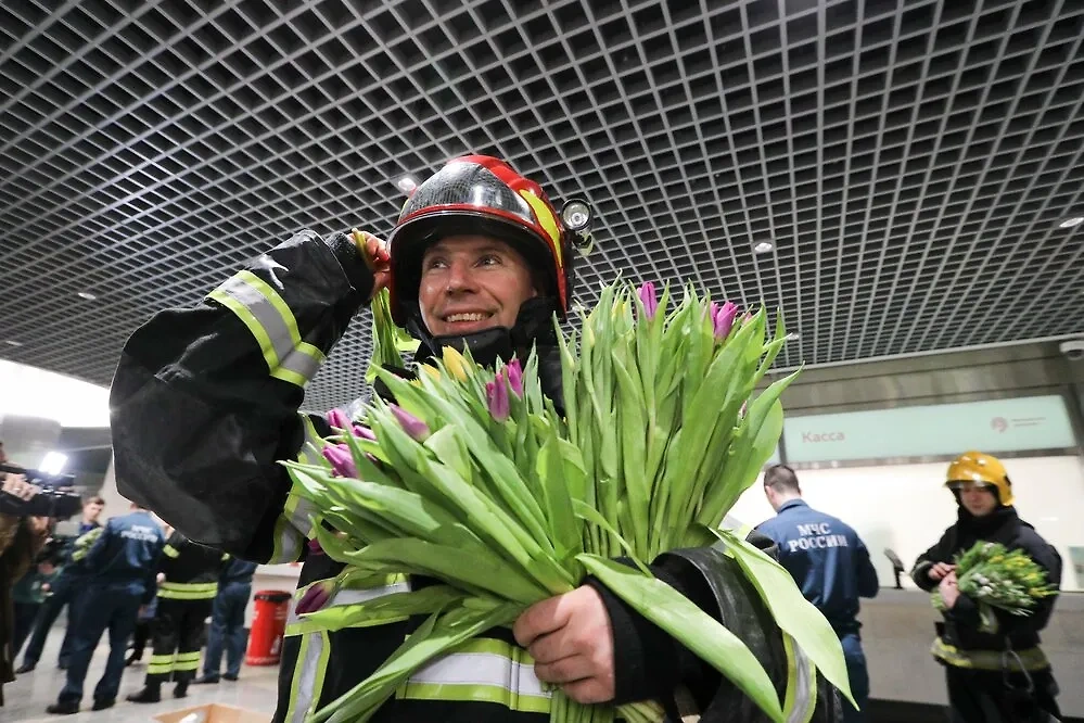 Поздравление женщин накануне 8 Марта от сотрудников МЧС в московском метро. Фото © Агентство "Москва" / Артур Новосильцев