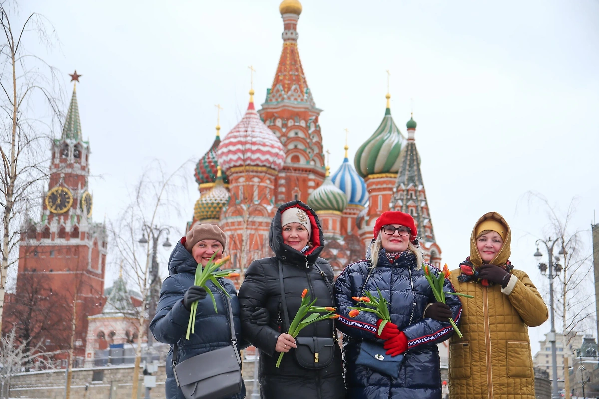 8 Марта изначально появился как день солидарности в борьбе за равноправие и эмансипацию, но сегодня это просто праздник всех девушек и женщин, любимых, бабушек и мам. Фото © Агентство "Москва" / Сергей Ведяшкин 