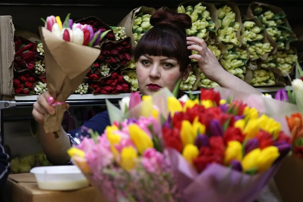 Продажа цветов на Рижском рынке 8 марта. Фото © Агентство "Москва" / Кирилл Зыков