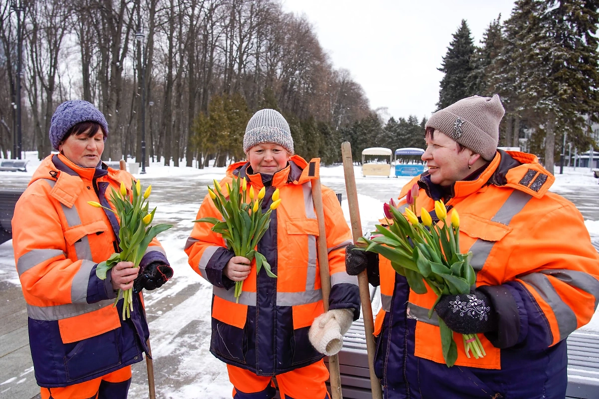 Поздравление сотрудниц ЖКХ с Международным женским днём в Москве. Фото © Агентство "Москва" / Александр Авилов