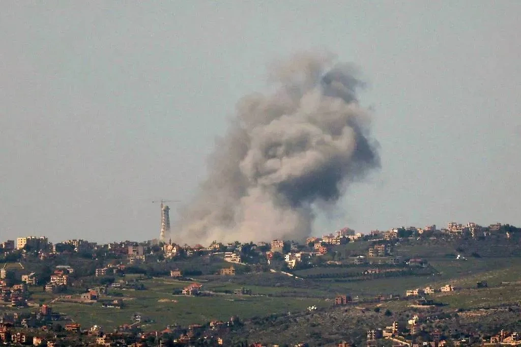 Удар израильской авиации по объекту "Хезболлы" в Ливане. Обложка © ТАСС / EPA / ATEF SAFADI
