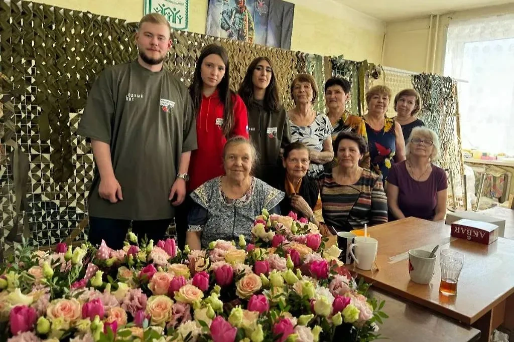 Молодёжное крыло Народного фронта подарило цветы женщинам из народных полков. Обложка © Предоставлено Life.ru