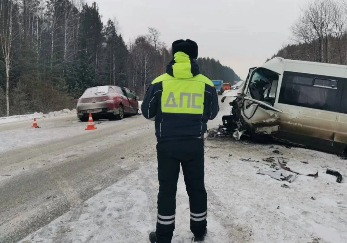 Место смертельного ДТП в Свердловской области. Обложка © Telegram / ГИБДД Свердловской области