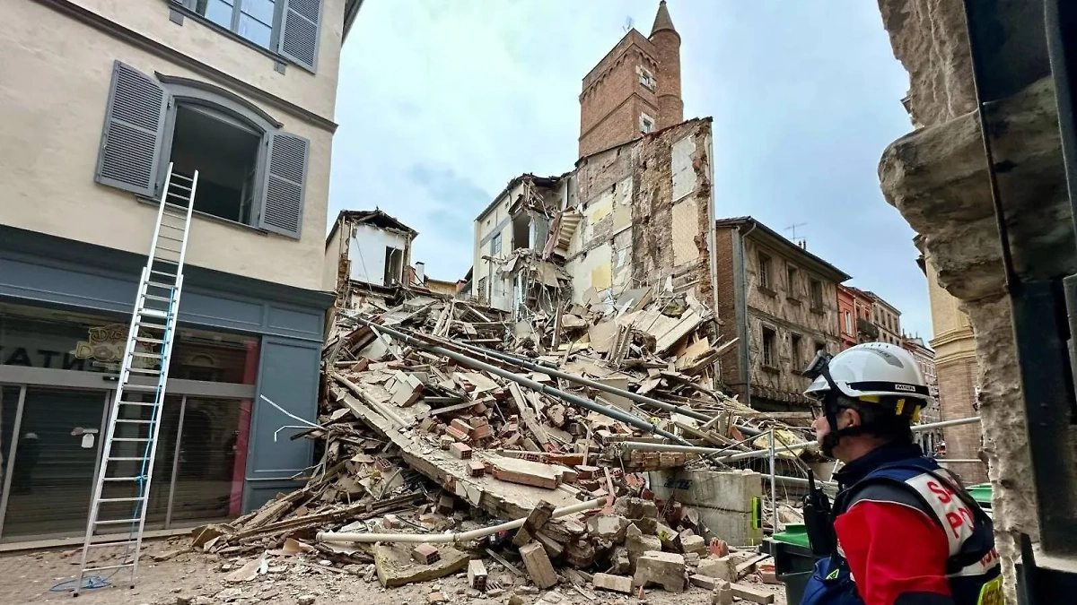 Жилой дом, который обрушился в центре Тулузы. Обложка © X (Twitter) / Last_Infos