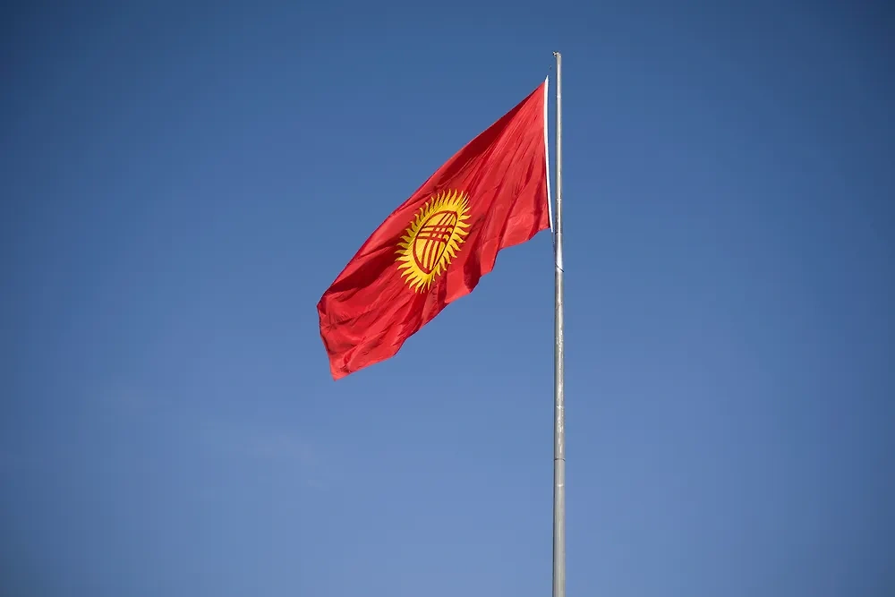 Флаг Киргизии. Обложка © Shutterstock / FOTODOM / Alan Sau