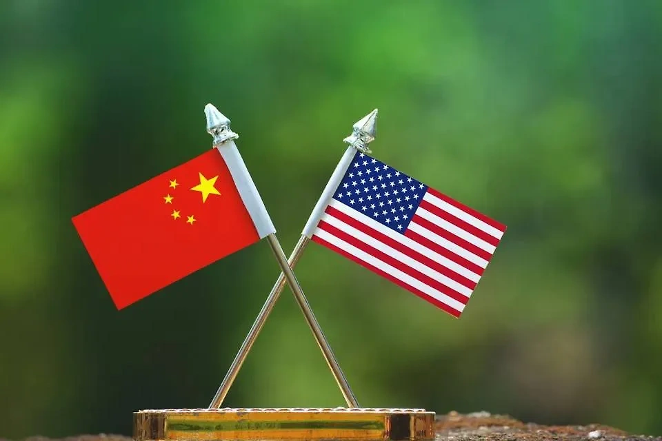 Флаги Китая и США. Обложка © Shutterstock / FOTODOM / Aritra Deb