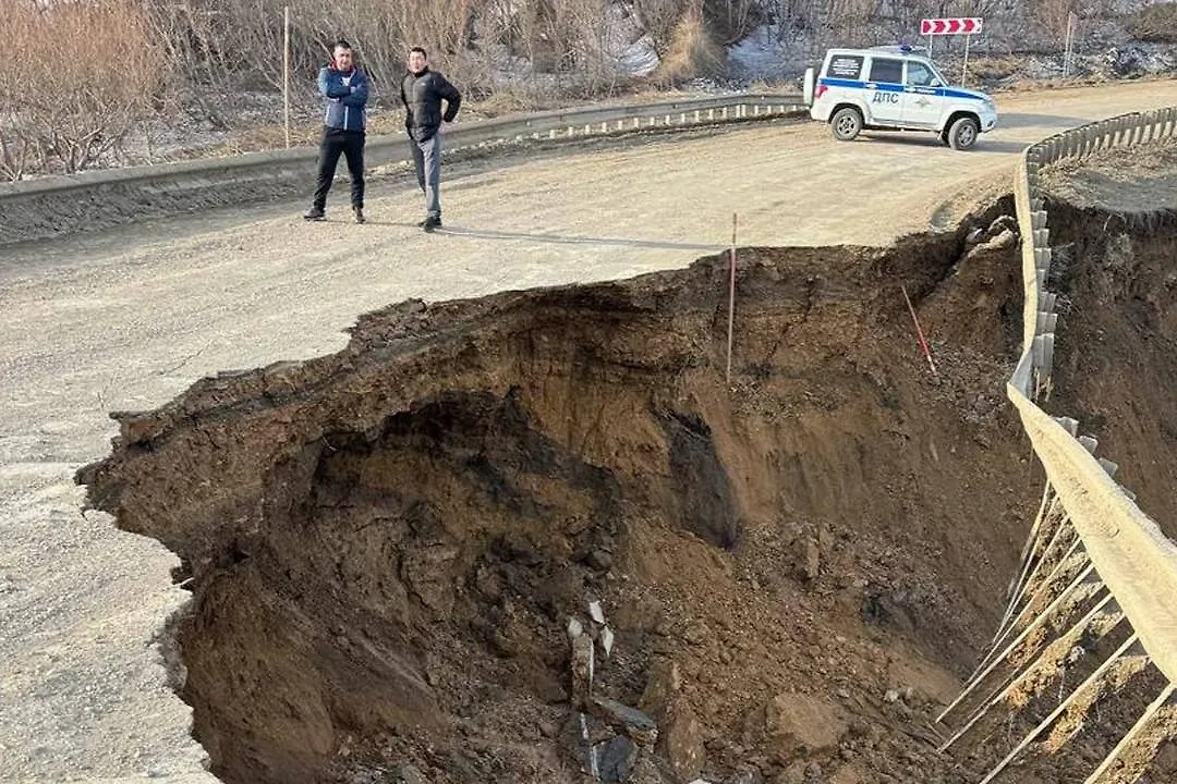 Разрушенный участок дороги Невельск — Томари. Обложка © Telegram / Минтранс Сахалинской области