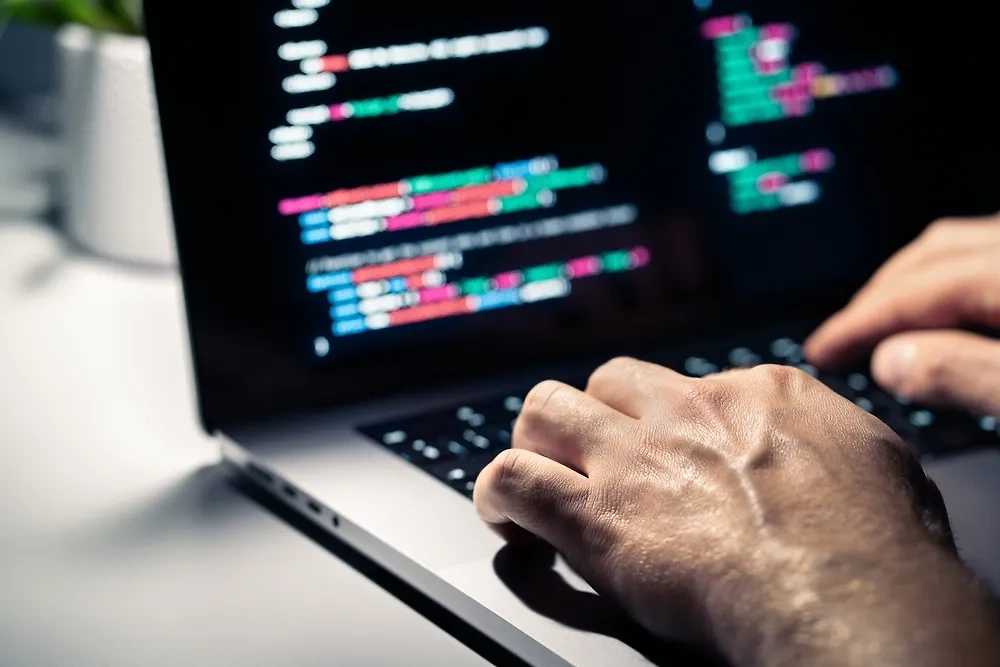 IT-разработка. (Иллюстрация) Обложка © Shutterstock / FOTODOM / Tero Vesalainen