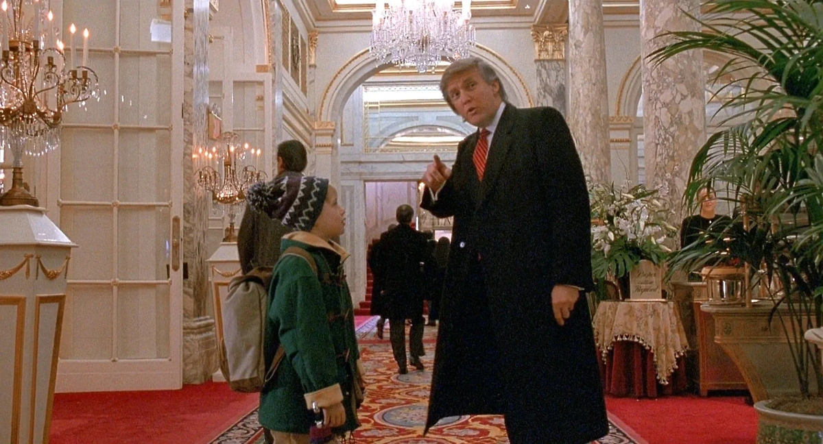 Камео Дональда Трампа в фильме «Один дома 2: Затерянный в Нью-Йорке». Обложка © kinopoisk.ru / Кадр из фильма «Один дома 2: Затерянный в Нью-Йорке» 1992 года, режиссёра Криса Коламбуса, по сценарию Джона Хьюза