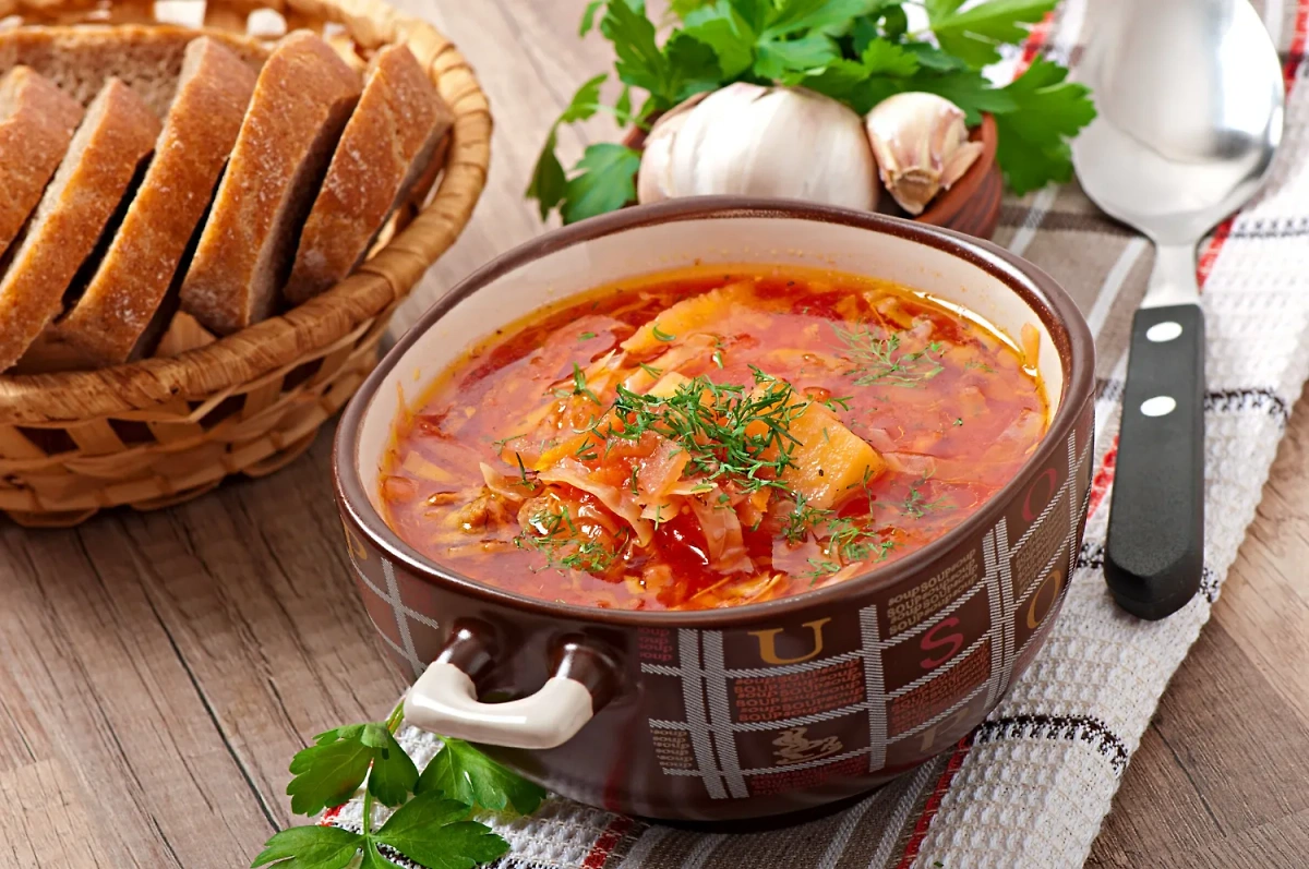Борщ можно сварить и на курином бульоне. Фото © Freepik