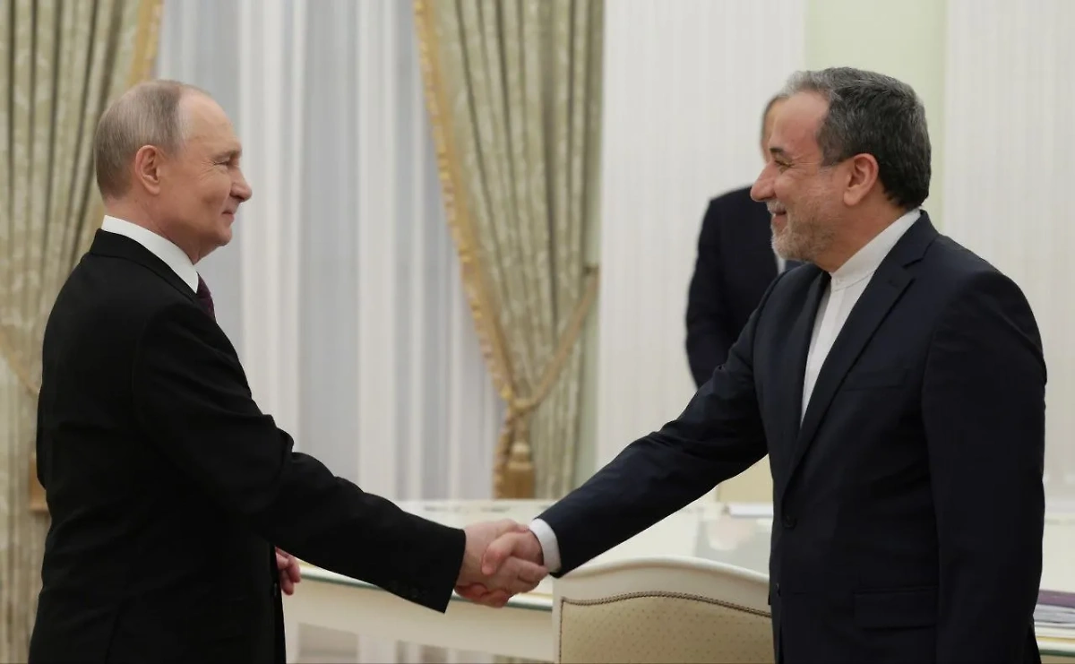 Владимир Путин и Аббас Аракчи. Обложка © Telegram / MFAIran
