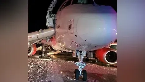 Самолёт авиакомпании «Азимут» после жёсткой посадки в аэропорту Антальи. Обложка © Life.ru
