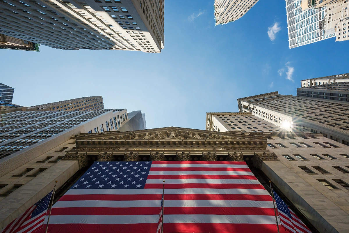 США могут продлить 90-дневную паузу по пошлинам. Обложка © Freepik / vwalakte