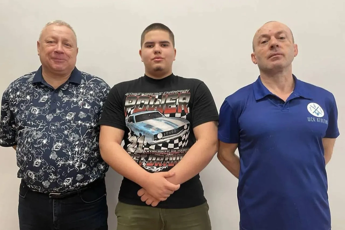 Педагоги и ученик, которые смогли задержать неадекватного мужчину, ворвашегося в школу Челябинска. Обложка © Telegram / Наше образование 74