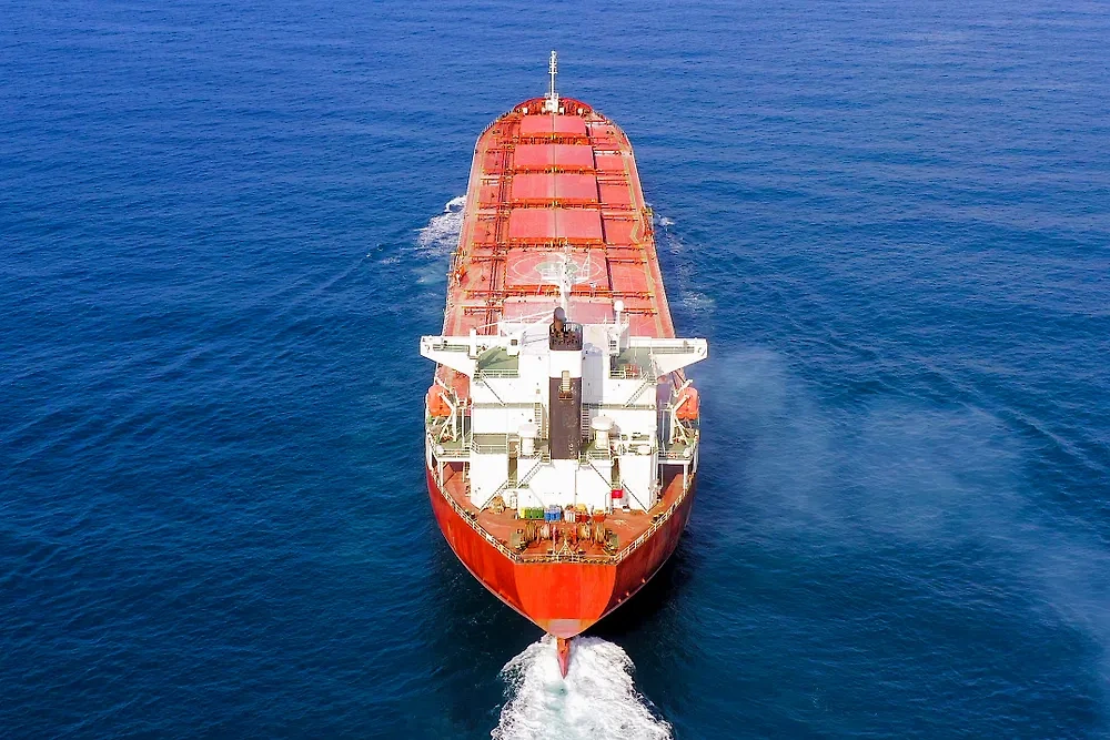 Нефтяной танкер. Обложка © Shutterstock / FOTODOM / StockStudio Aerials