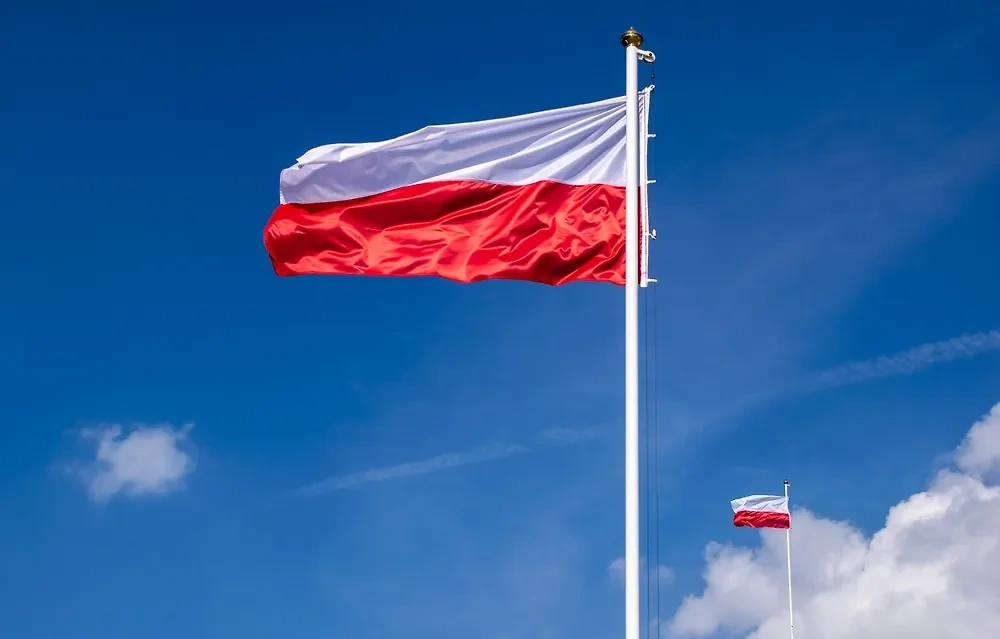 Флаг Польши. Обложка © Shutterstock / FOTODOM / Remigiusz Gora