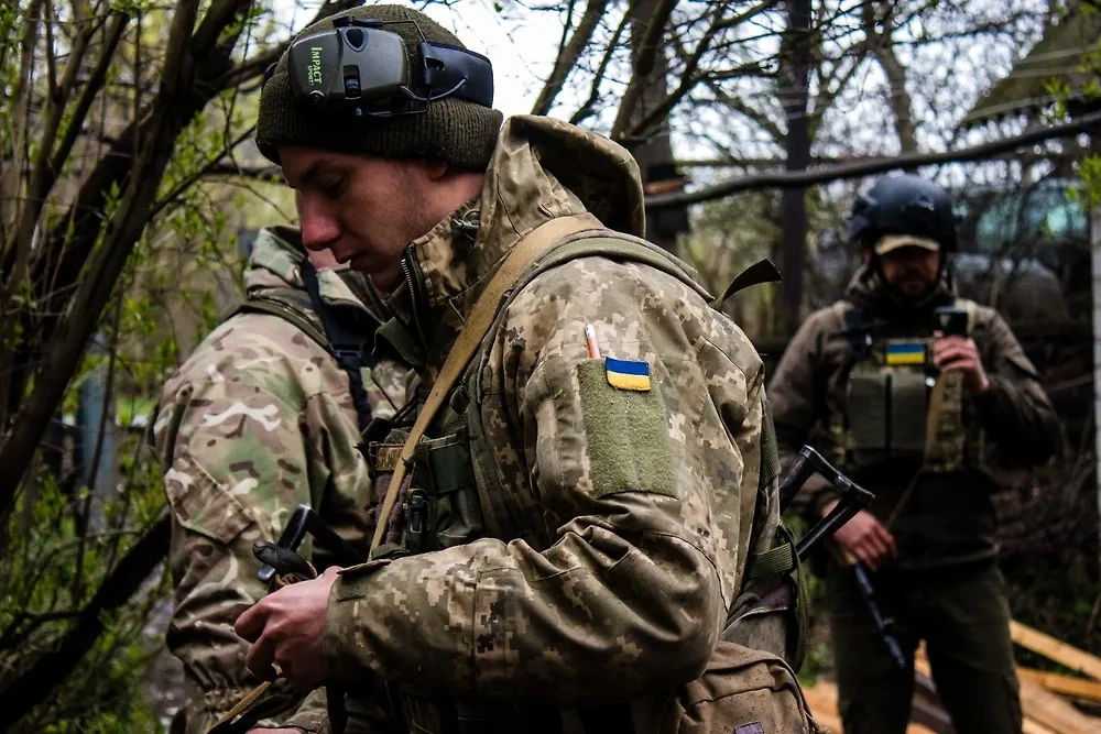 Украинские военнослужащие. Обложка © Shutterstock / FOTODOM / Jose HERNANDEZ Camera 51