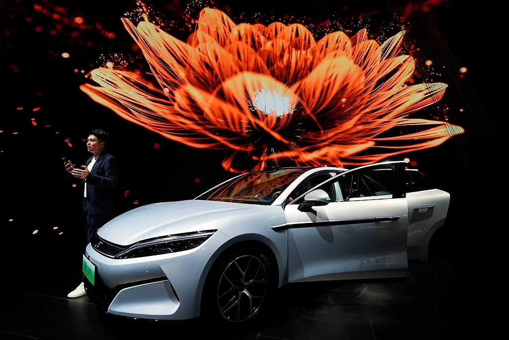 Шанхайский автосалон 2025. Обложка © ТАСС / AP / Ng Han Guan