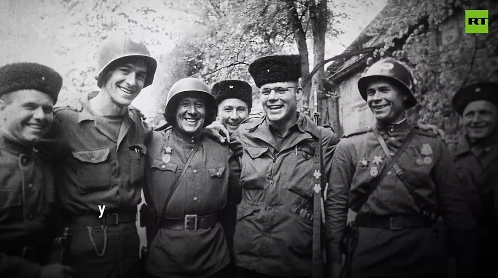 Анимированный снимок встречи войск на Эльбе в 1945 году. Обложка © Telegram / RT на русском