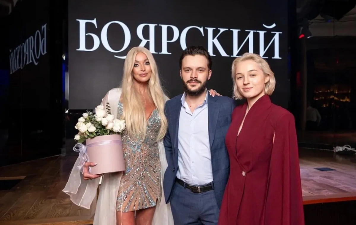 Анастасия Волочкова с дочерью и будущим зятем. Обложка © Instagram (признан экстремистской организацией и запрещён на территории Российской Федерации)/  volochkova_art