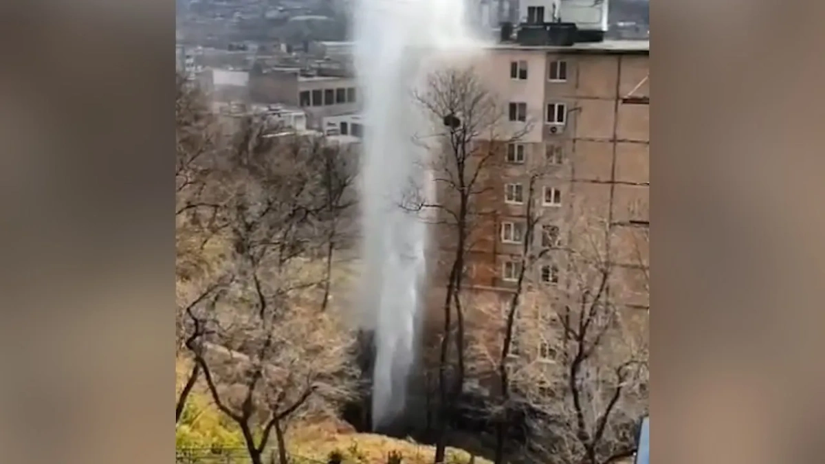 Фонтан кипятка высотой с 9-этажный дом забил из-под земли во Владивостоке. Фото © SHOT