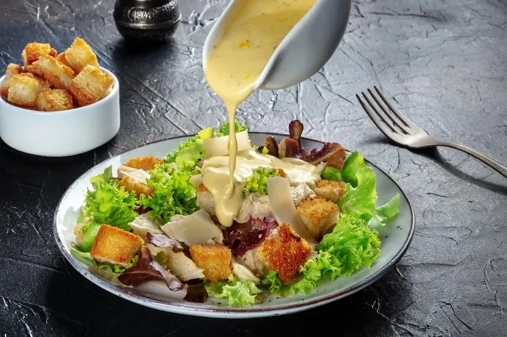 Соус для «Цезаря» готовят с оливковым маслом. Фото © Shutterstock / FOTODOM / Cook Shoots Food