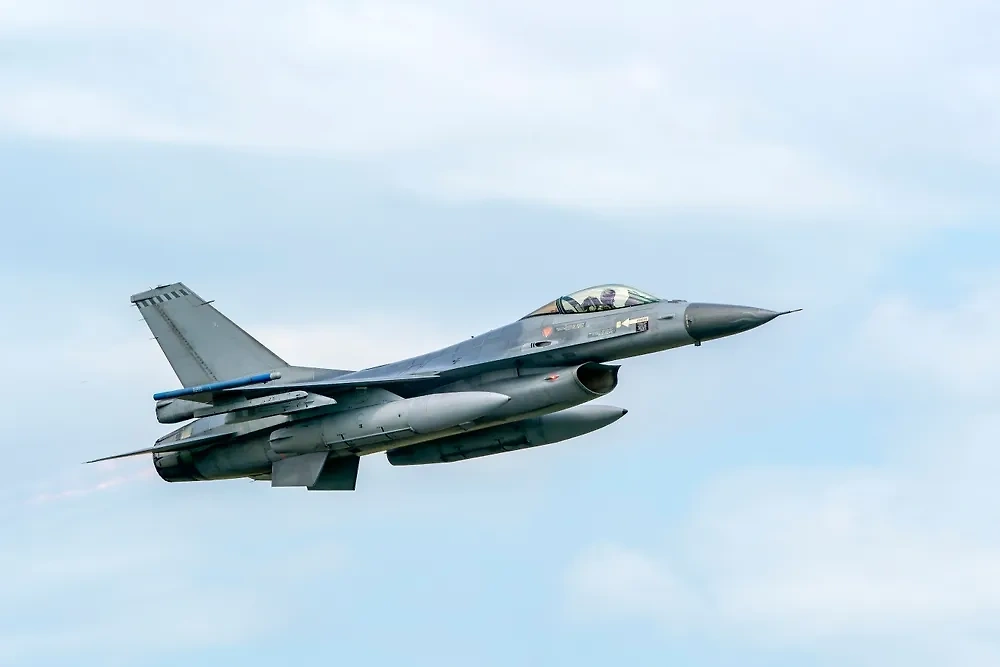 F-16. Обложка © Shutterstock / FOTODOM / Albert Beukhof