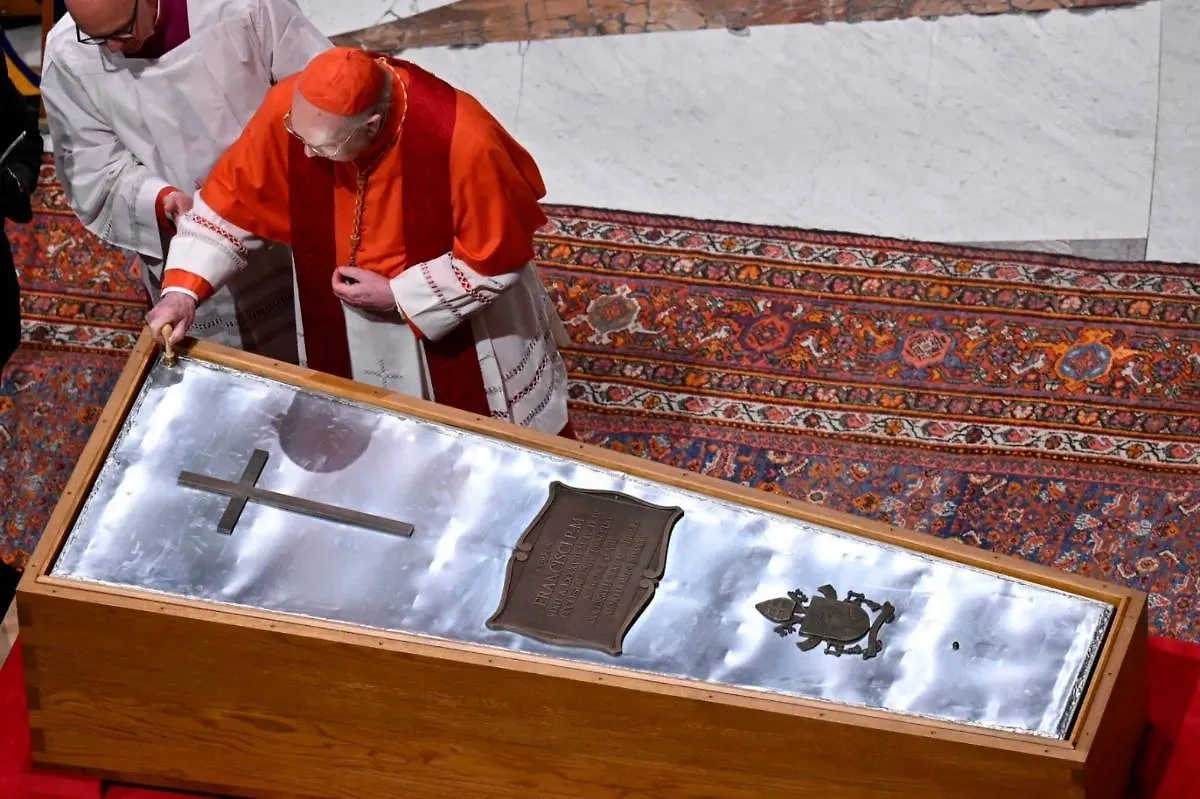 Гроб с телом папы римского. Обложка © X / Vatican News