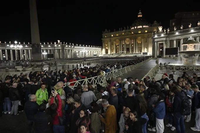 Толпы скорбящих. Обложка © X / Vatican News