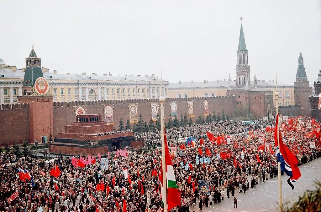 Символы и атрибуты первомайских демонстраций в СССР. Фото © Фотохроника ТАСС