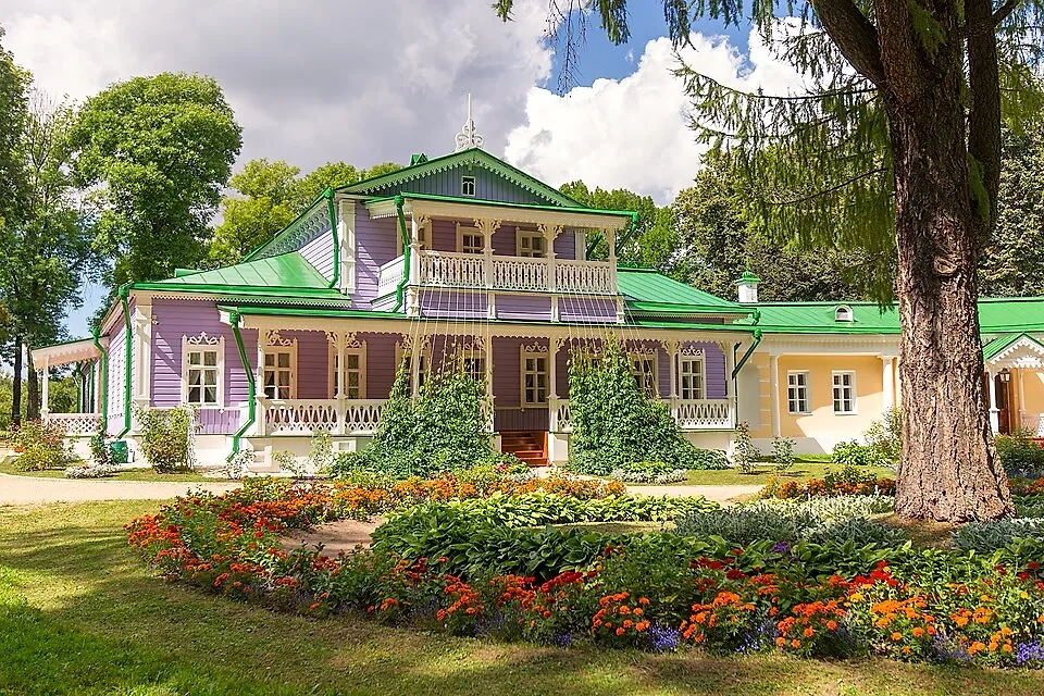 Главный дом усадьбы «Спасское-Лутовиново». Обложка © Wikipedia