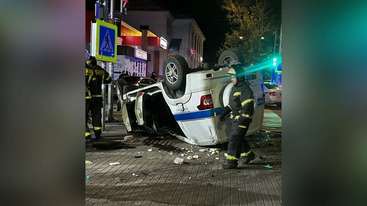 Пострадавший в ДТП полицейский автомобиль. Обложка © SHOT