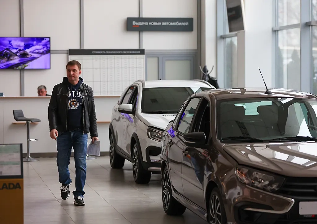 Автомобили в России сейчас продаются с большими скидками. Обложка © ТАСС / NEWS.ru / Алексей Булкин 