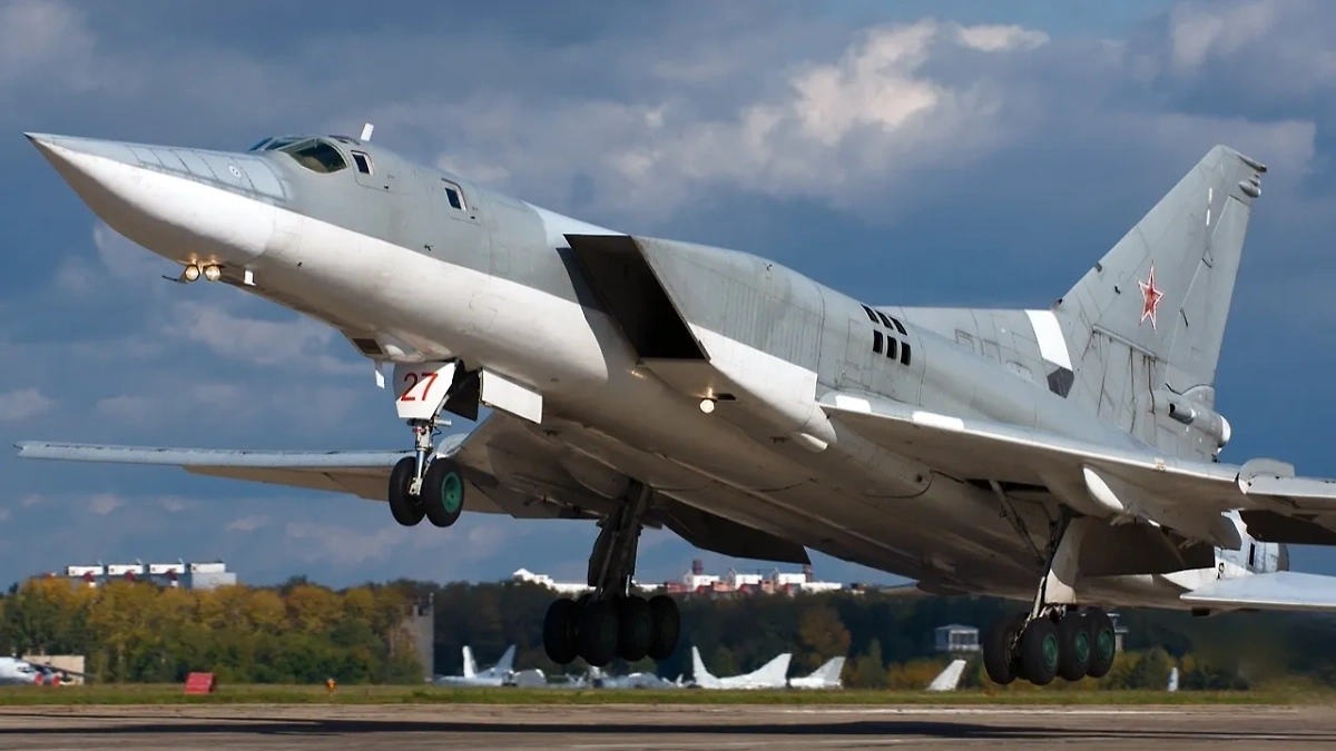 Стратегический ракетоносец Ту-22М3. Обложка © Wikipedia / Alex Beltyukov